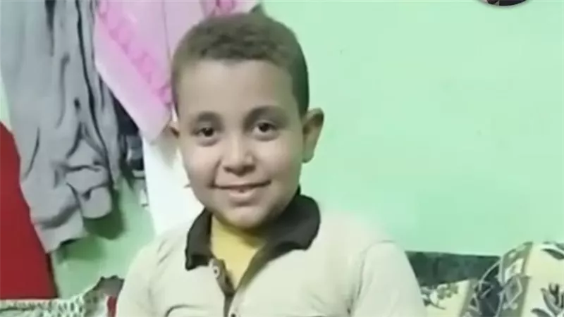 فيديو “شنطة عصام” في المنيا يشعل السوشيال ميديا.. ضحكة طفل تتحول لقصة تعاطف واسعة