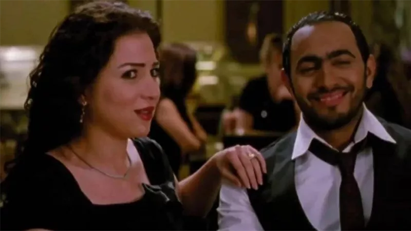 تامر حسني يمازح عريسًا سقط أثناء “السلو”: حصلتلي في عمر وسلمى!