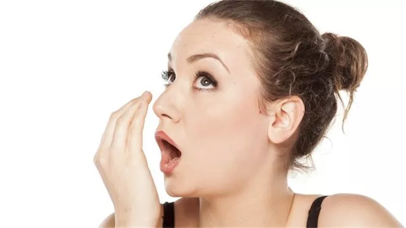 الأسباب والحلول.. متى تصبح رائحة الفم مشكلة صحية؟