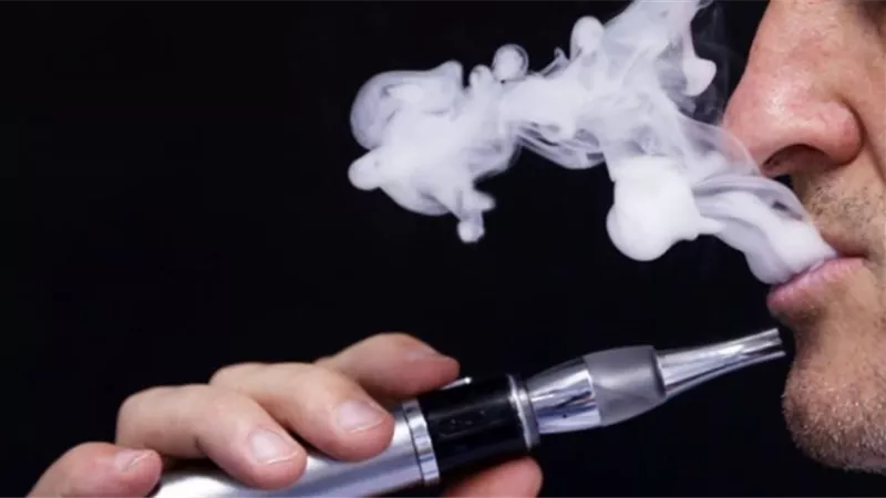 نفخة واحدة طريق إلى الإدمان.. CBD يغزو الشباب بسلاح الفيب