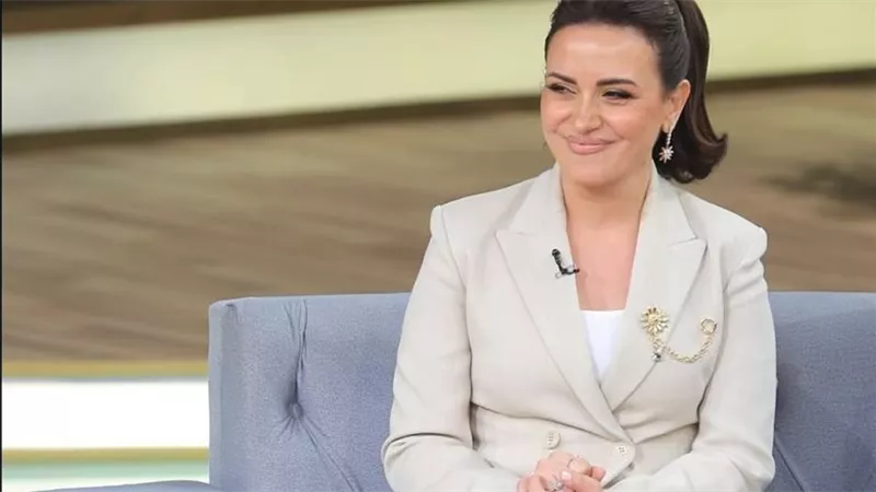 ريهام عبد الغفور بإطلالة راقية في “معكم منى الشاذلي”.. أناقة هادئة تعكس نضجًا وثقة