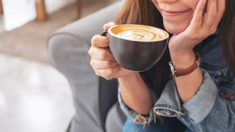 خير أم شر .. تفسير حلم شرب القهوة في المنام للعزباء والمتزوجة