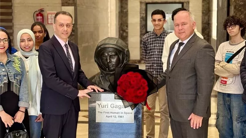 زهور على تمثال جاجارين بالقاهرة احتفالًا بيوم الفضاء العالمي وتعزيزًا للتعاون المصري الروسي