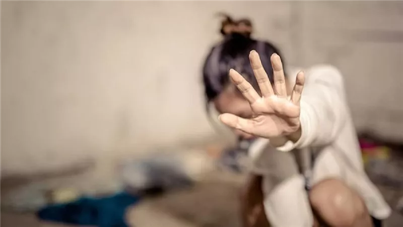 نيابة أكتوبر تأمر بتفريغ الكاميرات في اتهام كهربائي بالتحرش بتلميذة داخل محل 
