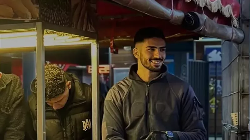 من كشك بسيط لظاهرة سياحية… “بائع الذرة الوسيم” يخطف أنظار الفتيات 