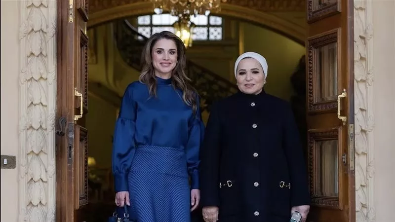 أناقة السيدات الأُول في الوطن العربي.. لغة ناعمة تعكس هوية الدول