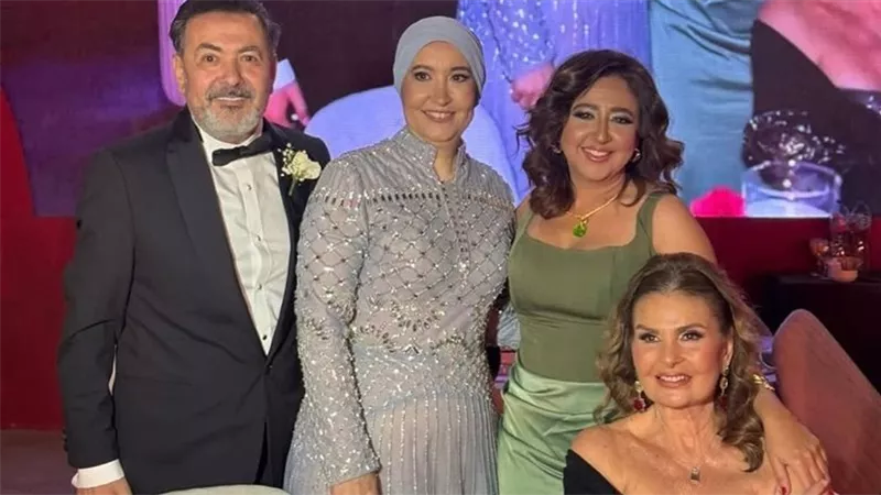 خيري رمضان يحتفل بزفاف ابنته في أجواء عائلية مميزة بحضور النجمة يسرا