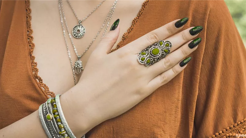 خير أم شر؟ .. تفسير رؤية الإسورة الفضة في المنام لابن سيرين