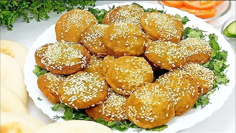 لإفطار شهى .. طريقة عمل الطعمية المحشية بالبيض المسلوق