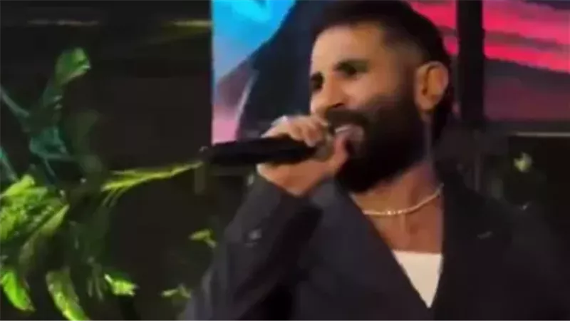 أحمد سعد يشعل الجدل بإطلالة غريبة بالملامح.. ما علاقته برجل أعمال أمريكي؟