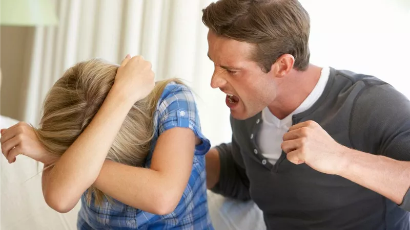 ما حكم الشرع في ضرب الزوج لزوجته؟.. أمين الفتوي يُجيب
