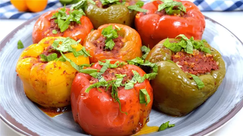 طريقة عمل محشي الفلفل الرومي بالأرز واللحم المفروم