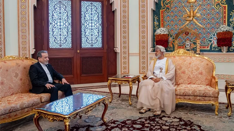 سلطان عُمان يستقبل وزير الخارجية الإيراني وعراقجي يُشيد بجهود عُمان الدبلوماسية