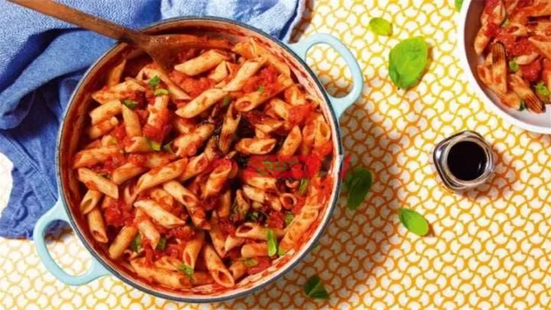 طريقة عمل مكرونة أرابياتا بالطماطم بخطوات بسيطة مثل المطاعم 