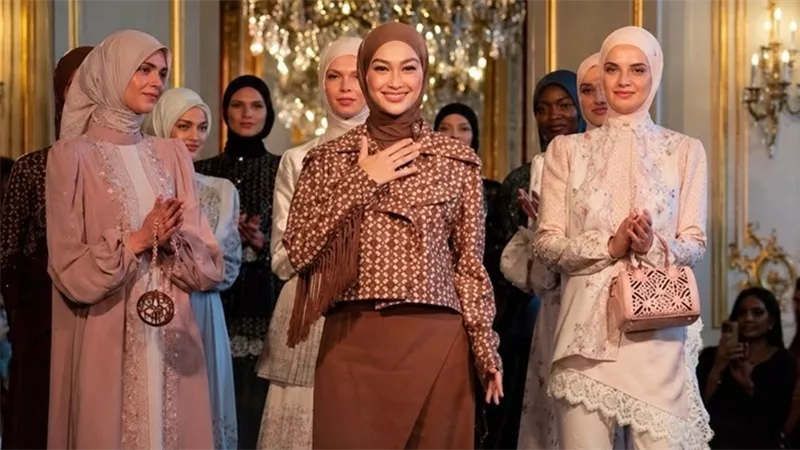 باريس تحتضن أسبوع الموضة المحتشمة لأول مرة.. الحجاب يسيطر على الأجواء