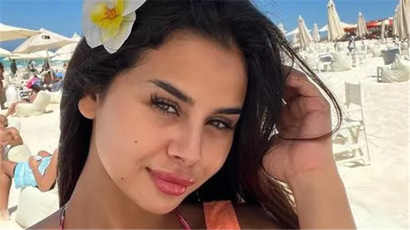 منة عرفة تثير الجدل بعد عملية تجميل الأذن.. إطلالة جديدة وانقسام بين الجمهور