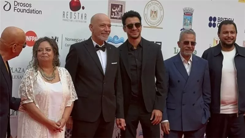 تكريم عصام عمر في مهرجان الإسكندرية للفيلم القصير.. وباسم سمرة يسلمه الجائزة