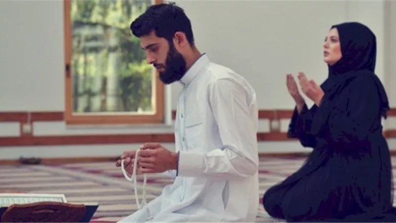   هل تصح صلاة الرجل جماعة بزوجته في المنزل؟ .. الإفتاء تُجيب