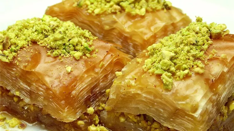 طريقة عمل البقلاوة بالمكسرات بخطوات بسيطة في المنزل 