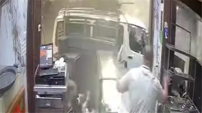 فيديو صادم لحادث اقتحام ميكروباص مطعمًا في المرج.. والداخلية تتحرك للتحقيق