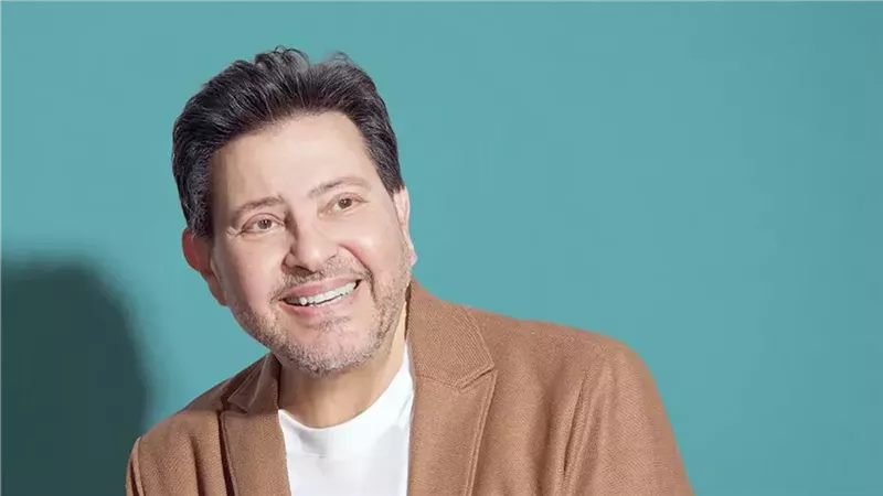 وداعًا هاني شاكر.. رحلة “أمير الغناء العربي” من البدايات البسيطة لقمة الطرب الرومانسي