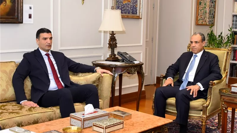 وزير الخارجية يبحث مع وزير الصناعة ورئيس هيئة الاستثمار تعزيز التصنيع وجذب الاستثمارات الأجنبية