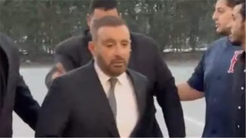 بحضور أحمد السقا وحسن الرداد.. نجوم الفن يساندون حمدي الميرغني في عزاء والده 