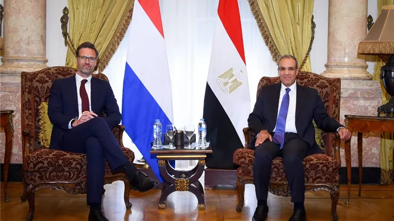 وزير الخارجية يبحث مع نظيره الهولندي تعزيز التعاون الاقتصادي والاستثماري بين البلدين
