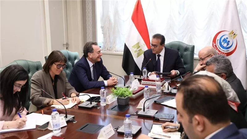 الدكتور خالد عبدالغفار يبحث مع السفير الفرنسي تعزيز علاج أطفال فلسطين المصابين بالأورام