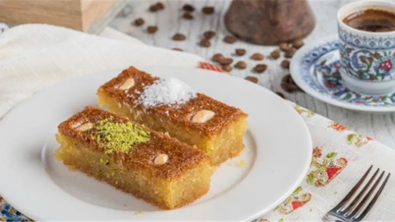 طريقة عمل البسبوسة باللوز وجوز الهند بخطوات سهلة مثل المحلات 