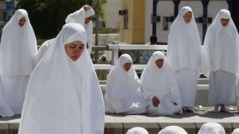  ماهي ملابس المرأة في الإحرام؟..