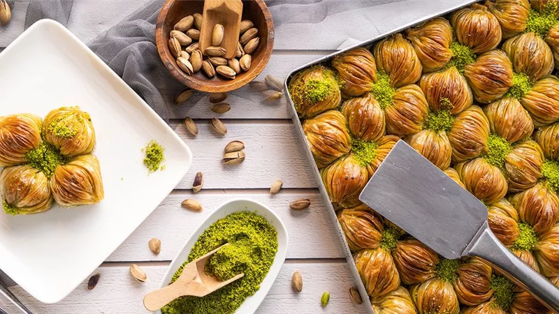 طريقة عمل البقلاوة بحشوة الشوكولاتة بخطوات سهلة وسريعة 