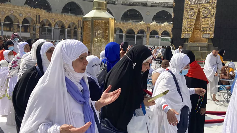 هل يجوز للحاج الطواف بالأدوار العلوية أثناء أداء المناسك؟.. الإفتاء تُجيب