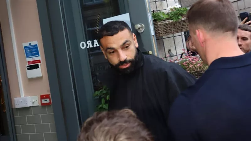 محمد صلاح يغادر حفل وداعه في ليفربول مبكرًا.. وفنربخشة التركي يدخل بقوة في سباق التعاقد معه