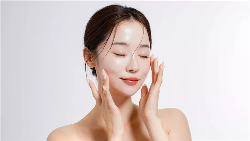 7خطوات للحصول على بشرة لامعة ونقية كالزجاج مثل الكوريات