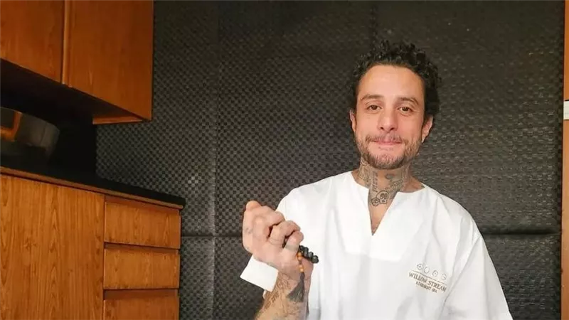 أحمد الفيشاوي يعلن ارتباطه بصورة رومانسية.. ويكشف لأول مرة عن “حورية البحر” في حياته