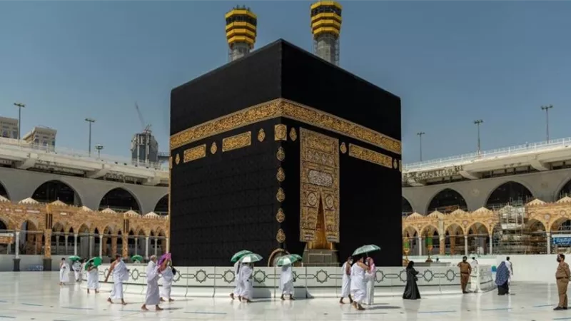  ماذا يفعل مريض «السلس» عند الطواف؟  .. الإفتاء تُجيب