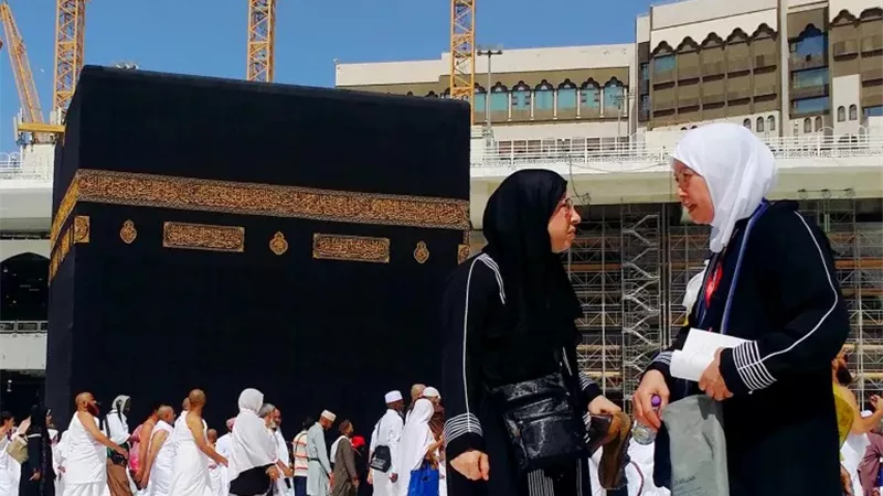هل يؤثر وضع الحناء للمرأة قبل الإحرام على صحة الحج؟ .. الإفتاء تُجيب