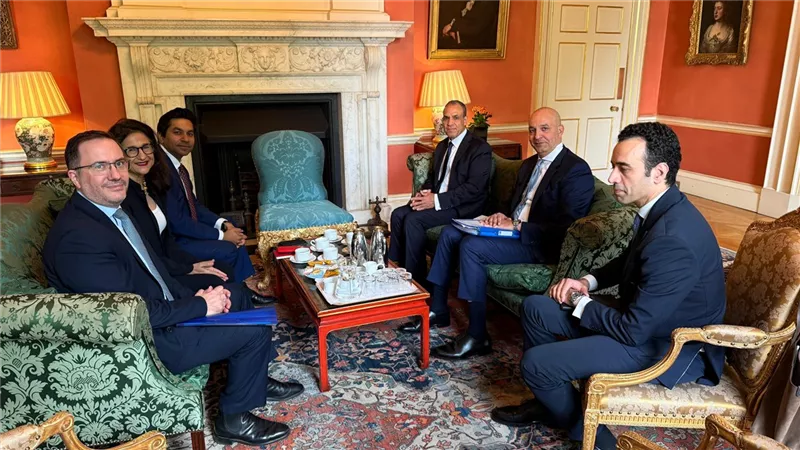 وزير الخارجية يبحث مع مستشاري رئيس الوزراء البريطاني تعزيز الاستثمارات والتعاون الاقتصادي مع مصر
