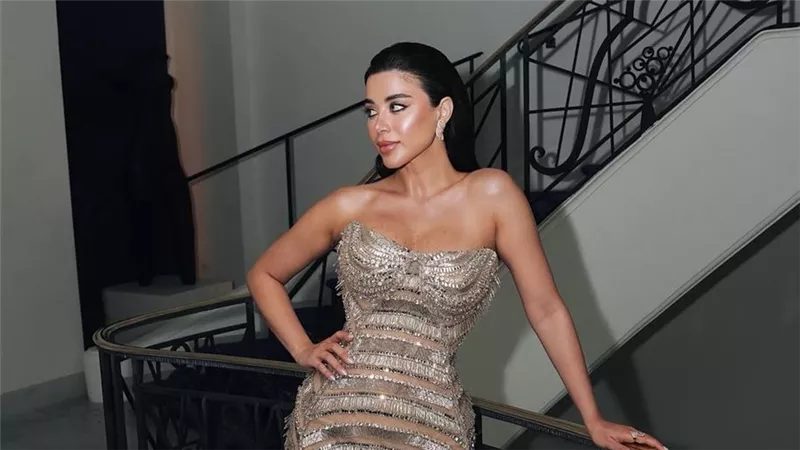 يارا السكري تتألق بإطلالة ذهبية ساحرة في مهرجان كان السينمائي