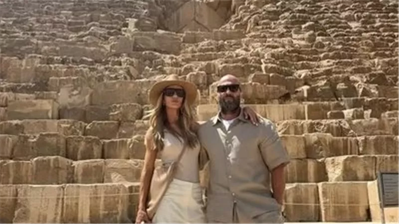جيسون ستاثام يخطف الأنظار في أهرامات الجيزة خلال زيارته إلى مصر