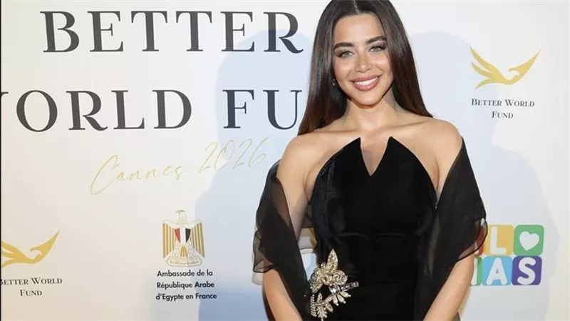 يارا السكري تتألق في مهرجان كان بإطلالة مخملية راقية خلال حفل Better World Fund