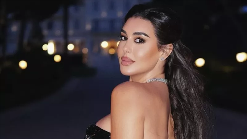 ياسمين صبري تتألق بإطلالة سوداء راقية في مهرجان كان السينمائي