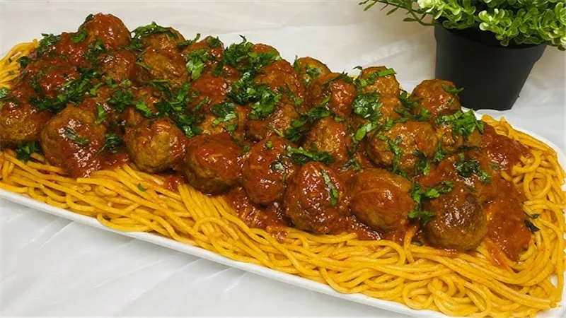  طريقة عمل مكرونة بكرات اللحم وصوص الطماطم في مطبخك 