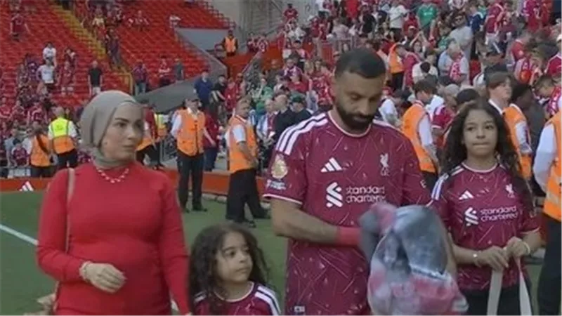 ظهور محمد صلاح وزوجته في ليلة وداع ليفربول يشعل التكهنات.. والجمهور يتساءل عن حقيقة حمل ماجي صادق