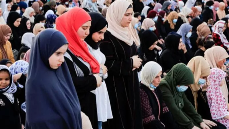 بشرى للعزباء والمتزوجة..  تفسير حلم صلاة العيد فى المنام 