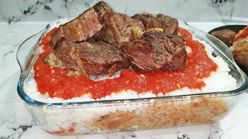 سفرة أول يوم العيد.. طريقة عمل فتة اللحمة بالخل والثوم  