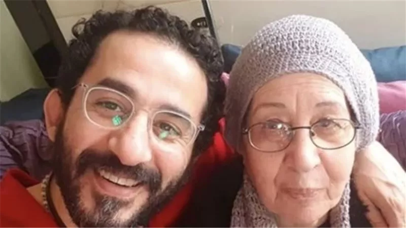 مع استعداد عودته للسينما.. وفاة والدة أحمد حلمي بعد صراع مع المرض 