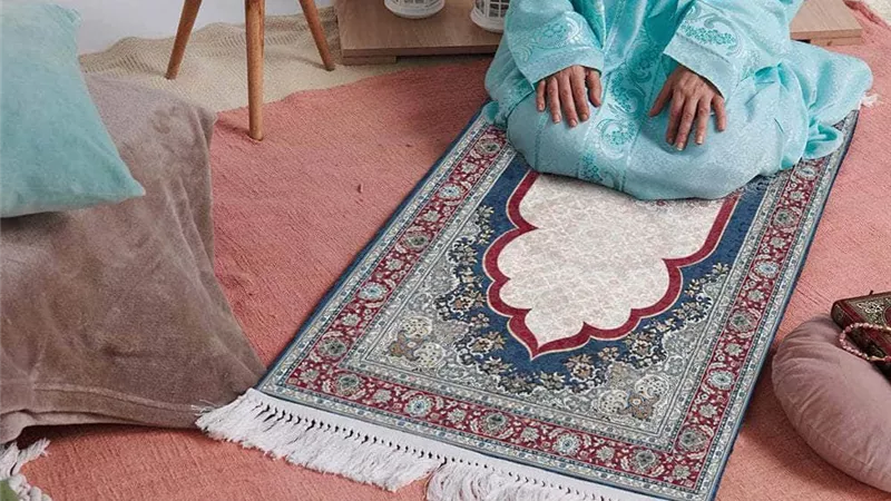 تفسير رؤية سجادة الصلاة في المنام وعلاقتها بزيارة بيت الله الحرام 