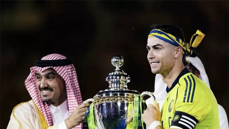 كيف احتفل كريستيانو رونالدو مع جورجينا رودريجيز بأول ألقابه مع النصر بعد التتويج بالدوري السعودي؟ 